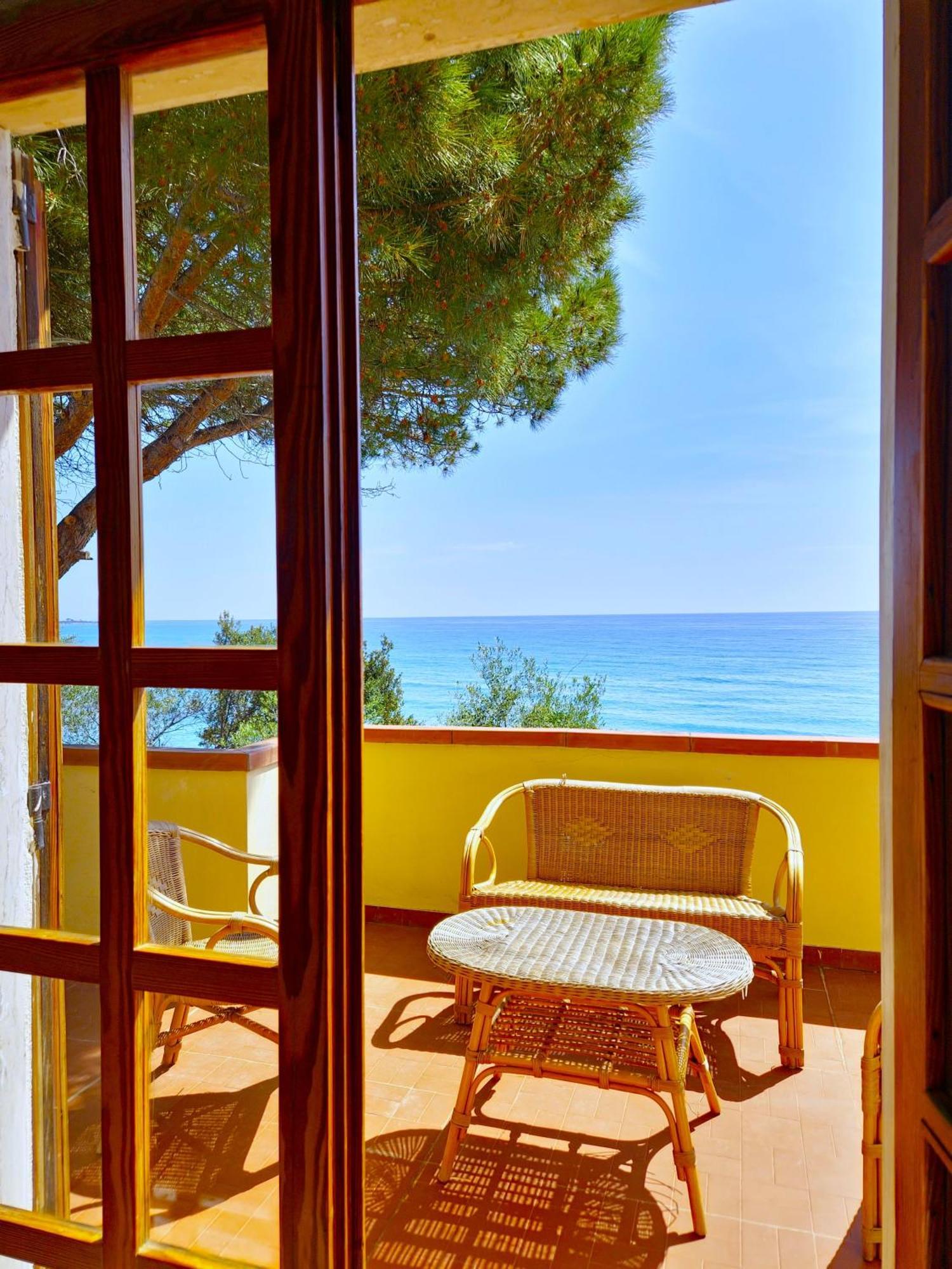 Villa Papiyon - Accesso Privato Alla Spiaggia Cala Liberotto Kültér fotó
